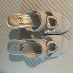 Cute retro style wedge. Size 6.5